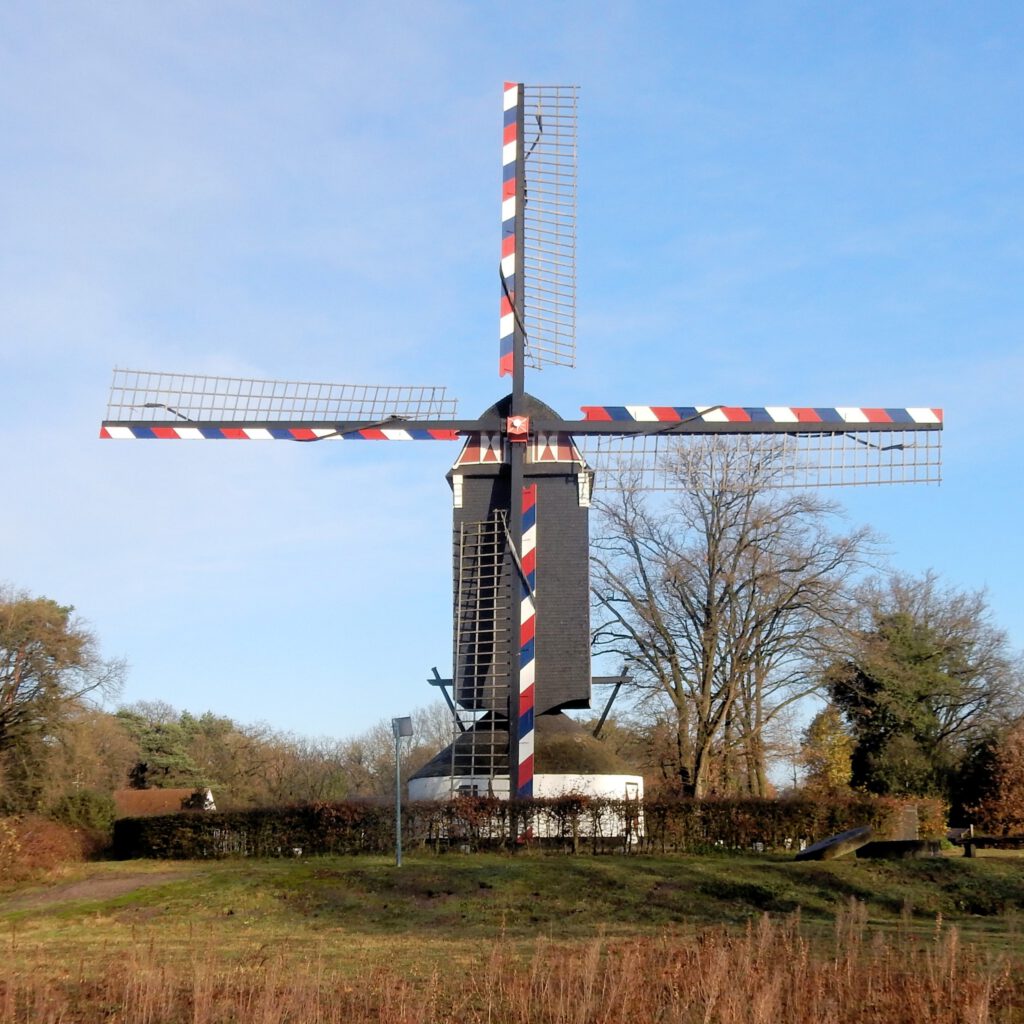 Bakel -Molen Sint-Willibrordus - Gesloten Standerdmolen