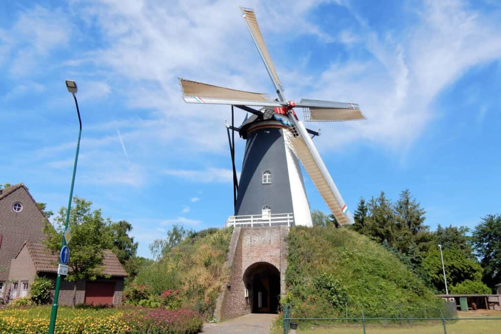 Vanaf de weg is hij van de voorkant goed zichtbaar.